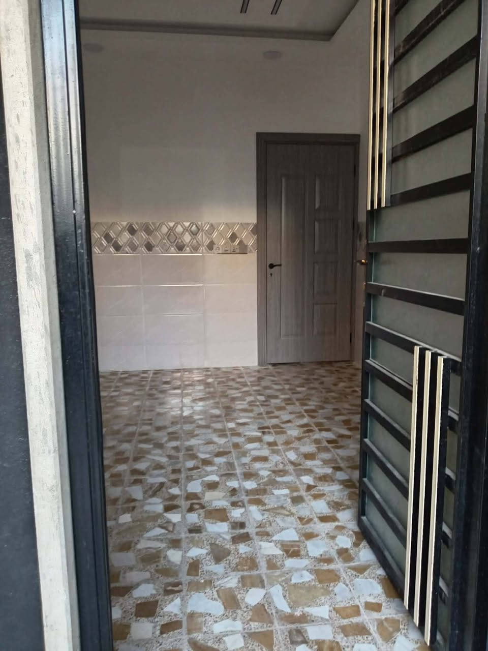 السلام عليكم دار للبيع السماح الاساتذه قرب برج التلفزيون ١٠٠ متر طابقين بناء حديث سيراميك بورسلين سقوف ثانويه ٣ غرف نوم حمامات عدد ٢  صحيات شرقي غربي عدد ٣ صطح عالي وناصي                             تسليم فوري  سند طابو الزهور منطقه حلوه كلش للاستفسار ***********
