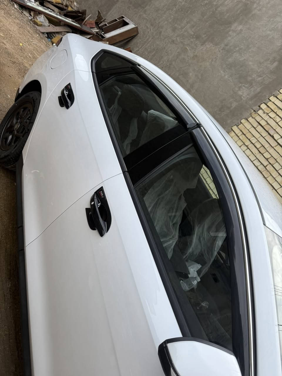 السلام عليكم 
بي واي دي كن بلاس ماشيه ٢٠٠٠
مبدل دهن وكاعيات ومطريات 
ويدات بوب-طاسه باب 
فرشه دشبول امامي وخلفي 
سياره مرتبه ع آخر حبايه 
بعدها زيرو مرقم بغداد بسمي 
السعر ١٨ بسعر السوك 
والي يكول ليش تبيع امانه الله محتاج فلوس 
والميعجبه السعر يعبر المنشور 
*********** بغداد المحموديه
