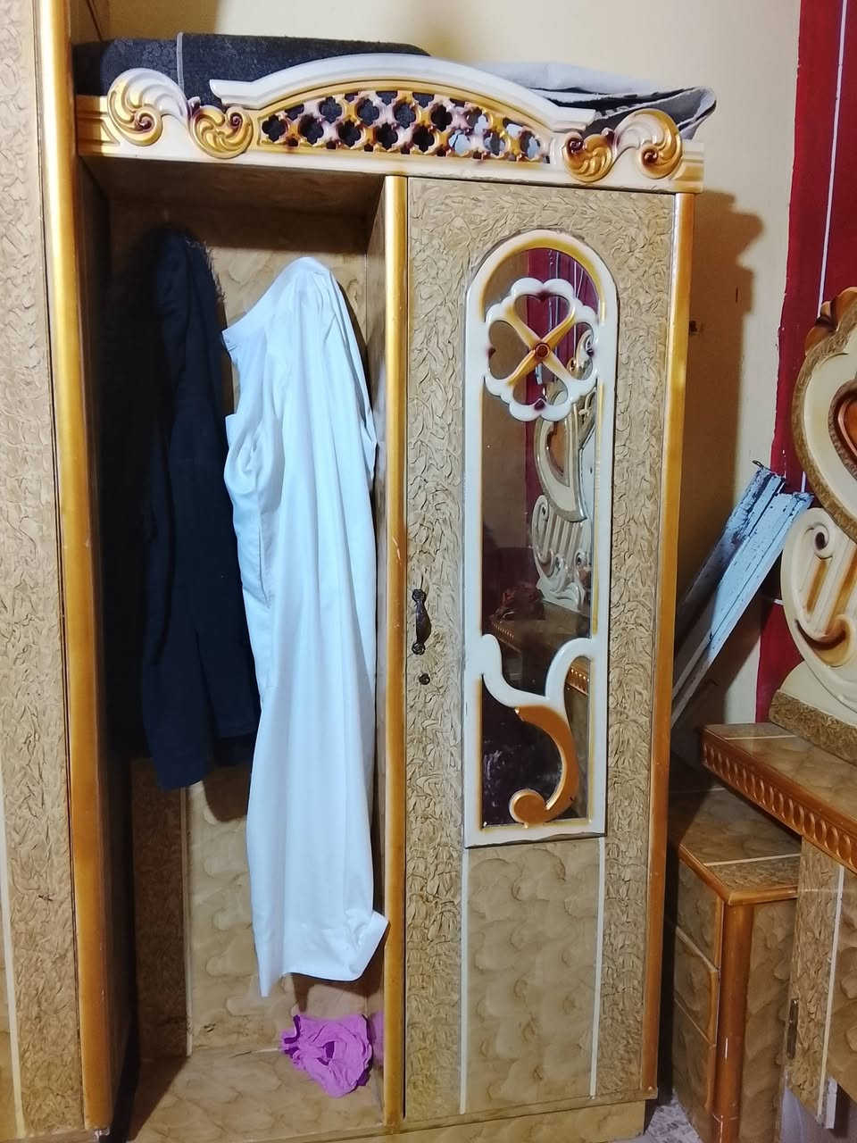 للبيع
غرفه نوم سعر 700
البصره حيانيه حي الحسين 
واتساب ***********
