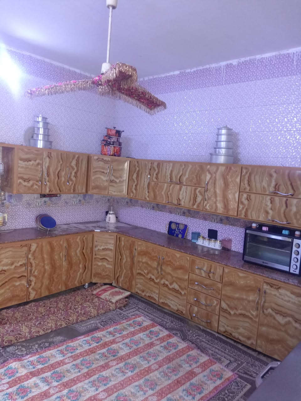 سلام عليكم بيت للبيع في حي الويرسي خلف ملعب السنبله مباشراً يبعد عن شارع العام 50 متر مساحه البيت 240 طابقين الطابق الأول يتكون من صاله واستقبل وغرفتين ومطبخ حار وبارد ومجموعة صحيات داخليه وخارجيه والطابق الثاني يتكون من غرفه وحده وصطحين كبار مع (عرصه بصفه مساحه 250) زراعي سند 25 للاتصال ***********
