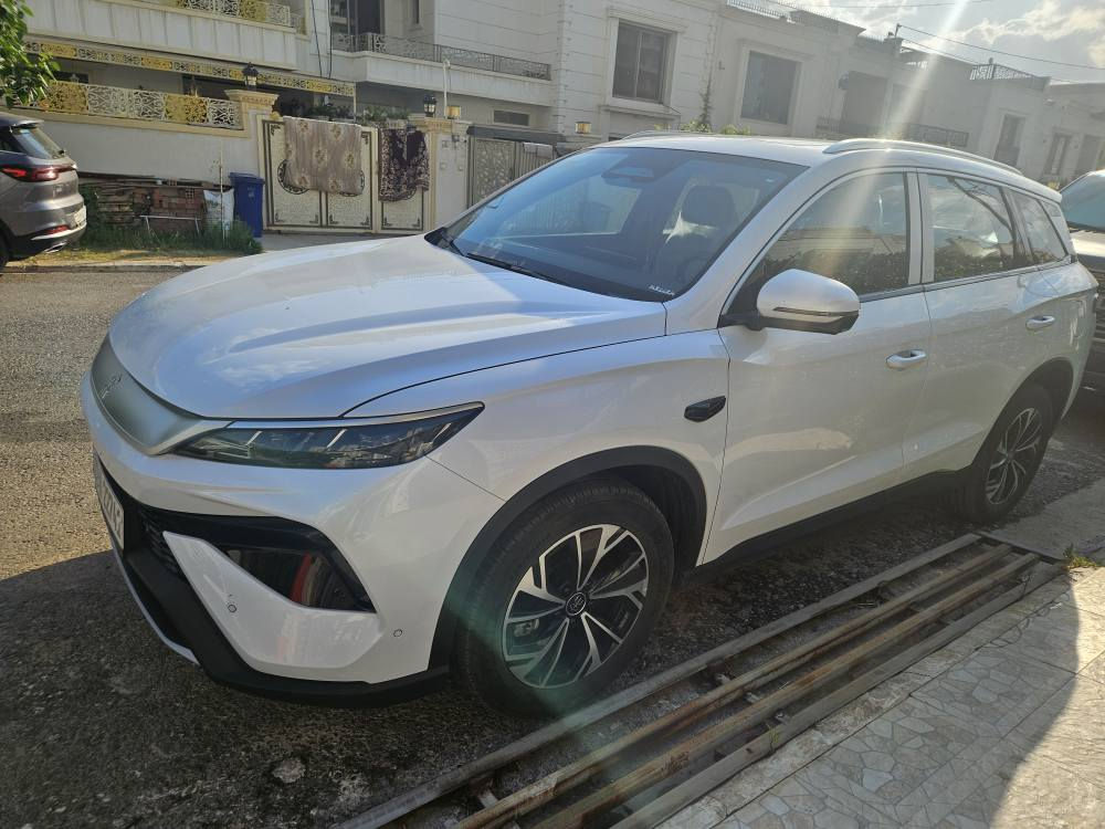 عربي - كردي
***********

للبيع | BYD Song Pro 2025 - كلين تايتل ابيض رقم اربيل فول مواصفات

· محرك 4 أسطوانات 1.5 لتر طبيعي (بدون تيربو) + محرك كهربائي (DM-i)
· القوة الإجمالية: 235 حصان (أداء ممتاز واقتصادي)
· ناقل حركة E-CVT سلس وتوفير ممتاز
· دفع أمامي

· سعة البطارية: 18.3 كيلوواط/ساعة
· مدى كهربائي يصل إلى 67 كم (صفر بنزين)
· مدى كامل يزيد عن 1200 كم
· استهلاك الوقود عند نفاد البطارية: أقل من 4 لتر/100 كم

· فتحة سقف بانوراما (1.1 م)
· صندوق كهربائي
· شاشة دوارة 15.6 إنش
· شاشة عدادات 9.2 إنش
· 12 كاميرا 540 درجة + حساسات
· قيادة شبه ذاتية (ADAS) - كبح تلقائي، تحذير اصطدام، مساعدة المسار
· كيبل شاحن اصلي
· مقاعد جلد  + مقعد سائق كهربائي
· إنارة محيطية + مصابيح LED أوتوماتيكية بالكامل

***********

بۆ فرۆشتن | BYD Song Pro 2025 - کلین تایتڵ، سپی، ژمارەی هەولێر، فول مۆاسیفات

· مۆتەری 1.5 لیتری 4 سلێندەر (بێ تێربۆ) + مۆتەری کارەبایی (DM-i)
· هێزی گشتی: 235 ئەسپ (ئەدای بەرز و خەرجی کەم)
· گیربۆکسی E-CVT نەرم و ئابووری
· هێزی پێشەوە (FWD)

· قەبارەی باتری: 18.3 کیلۆوات/کاتژمێر
· مەودای کارەبایی تا 67 کیلۆمەتر (بێ بەکارهێنانی بەنزین)
· مەودای گشتی زیاتر لە 1200 کیلۆمەتر
· خەرجی سووتەمەنی دوای تەواوبوونی باتری: کەمتر لە 4 لیتر بۆ هەر 100 کیلۆمەتر

· سانڕۆفی پانۆراما (1.1 مەتر)
· سندووقی دواوەی کارەبایی
· شاشەی سووڕاوەی 15.6 ئینچ
· شاشەی کۆنتڕۆڵی 9.2 ئینچ
· 12 کامێرا بە دیمەنی 540 پلە + حەساسات
· شۆفێری نیوە خۆکار (ADAS) – ترمزی خۆکار، ئاگادارکردنەوەی پێکدادان، یارمەتیدەری هێڵی ڕێگا
· کابڵی شارجی ڕەسەن
· کورسییە چەرمییەکان + کورسیی شۆفێری کارەبایی
· ڕووناکی دەوروبەر + چرای LED تەواو ئۆتۆماتیکی أربيل, العراق
