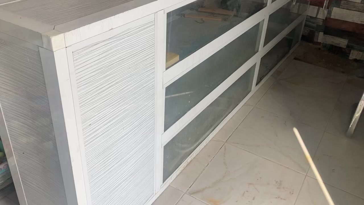 ميز ألمنيوم طول 3 متر ارتفاع متر بي 4 رفرف وباب جراره سعره 150 الف
رفوف جام كاملات طول 3 متر ورتفاع مترين وربع سعرهن 100 
مكاني بالغراف ***********
