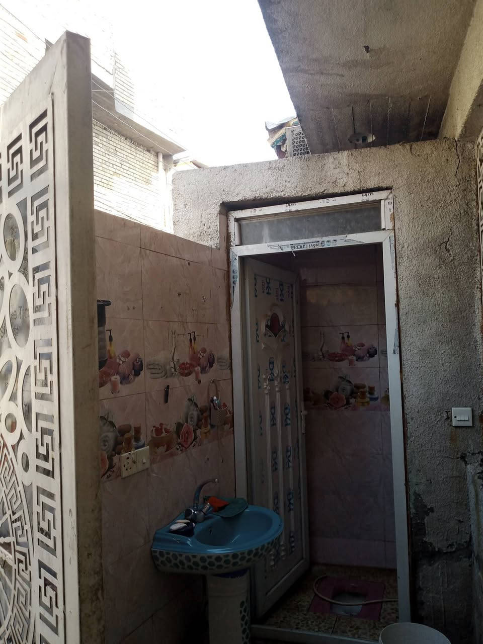 بيت للايجار مساحه ٩٥ متر متكون من ستقبال منعزل وغرفة نوم وصاله  ومطبخ وترك وخدمات وفوك مساحة غرفه وخدمات كامله وسطح. كلشي متوفر يمك وقريب 
المكان المشتل فرع قصابة زمزم مقابل شارع المدارس للاستفسار الاتصال على الرقم ***********

