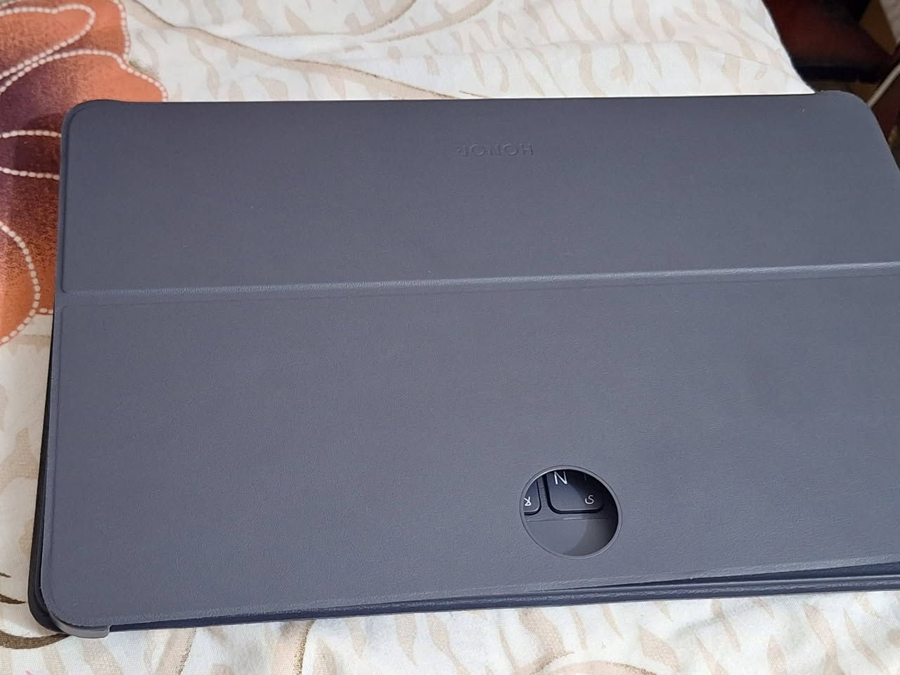 السلام عليكم
تابلت 🥇هونر باد 9🥇

المواصفات 

⭕️النظافة 100%

⭕️الشاشة 12.1 بوصة - 120 هرتز - IPS LCD

⭕️الذاكرة الداخلية 256  جيجابايت الرام 12 جيجابايت

⭕️الكاميرا13 ميجابكسل

⭕️المعالجSnapdragon 6 Gen 1

⭕️البطارية والشحن السريع8300 مللي أمبير - 35 واط⚡️

السعر 340 وبي مجال  الجهاز ما صارلي 11 شهر من اخذته كامل ملحقاته كما موضح باصور


**إذا كنت صاحب هذا الإعلان وتريد حذفه لأي سبب، رجاءا أرسل رسالة إلى الدعم الفني**