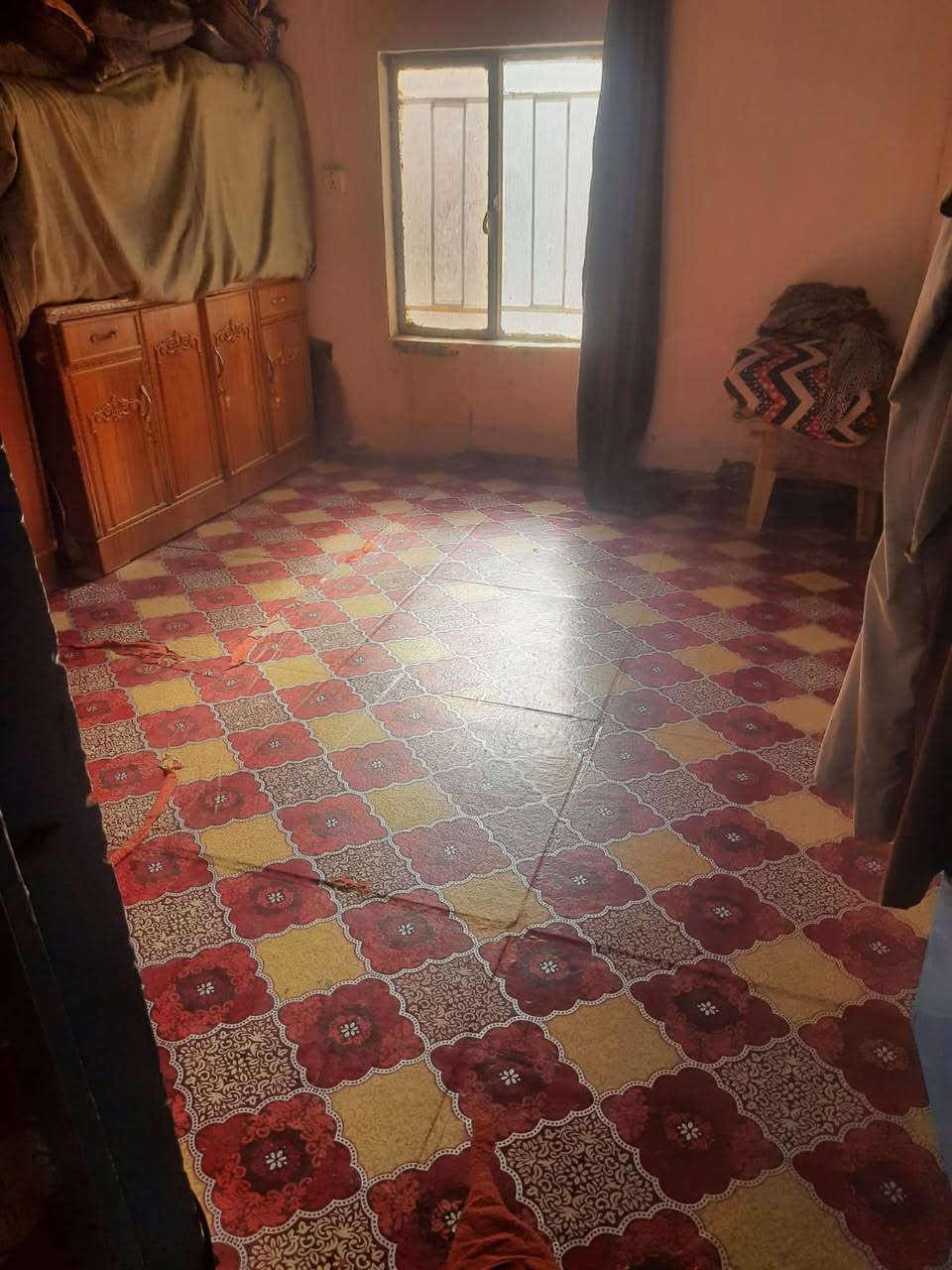 السلام عليكم بيت تجاوز وقف للبيع غرفتين واستقبال حولي مطبخ وحمام تواليت مساحة 160 متر سعر 20 مليون وبيه مجال  سقف
سندويج الأرضية اشتايكر العنوان الشعلة الأولى قرب ملعب باسم ***********
