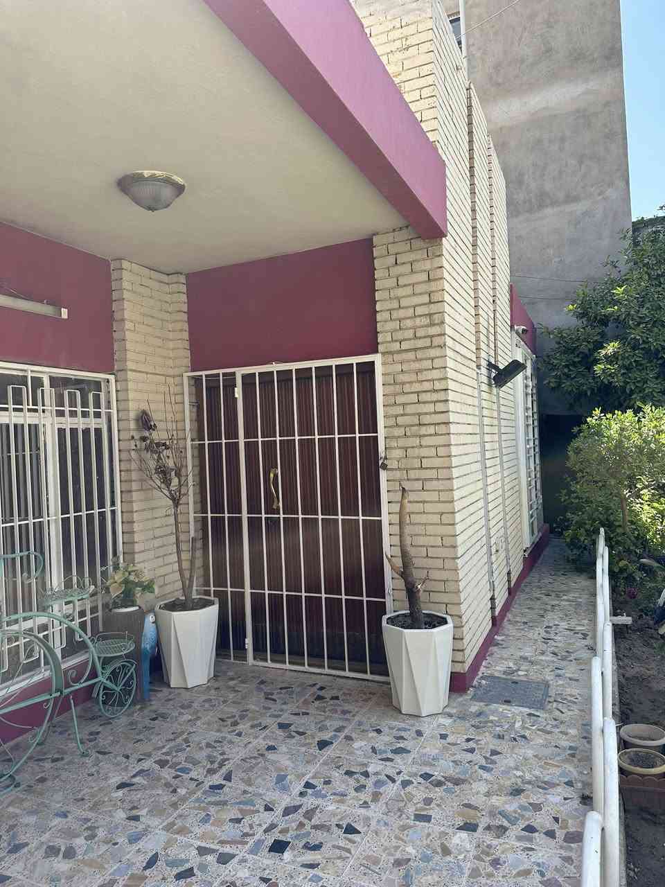 دار للبيع  
البياع الأولى شارع ٥ 
بمساحة ٣٣٦.٥طابقين طابق مسلح يحتوي على استقبال مع هول مع حمامات عدد٢ وثلاث غرف نوم 
مطبخ طابق الثاني سندويج بنل يحتوي على غرفتين 
للاستفسار الاتصال على الرقم ***********
