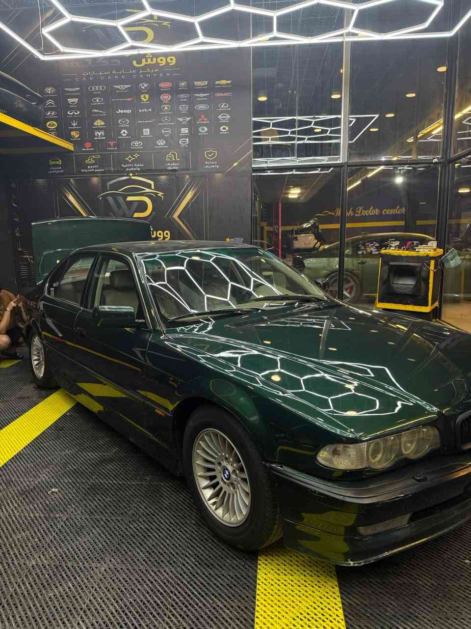 BMWe38        744 v8
اصل 40 محوره كامل 44 من كير ومحرك وضفيره كامل ومايعتبر تحوير لان ال 40 هم 8سلندر.. 
مكفوله من ضربه  فقط صبغ جماليه  وصبغتها تخبل 
السياره حاهزه من كل شي ومعايزه شي 
فول مواصفات 
مكان النجف الاشرف ***********
السعر 92$
