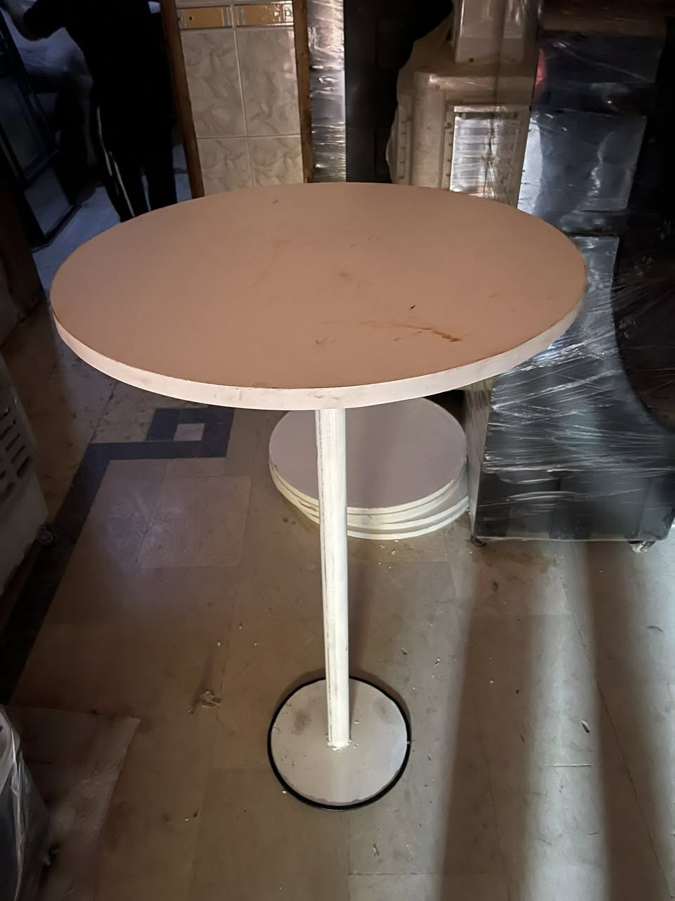 السلام عليكم 
ميز هاي تيبل للبيع العدد 20 
قياسه 65 سم العرض 
الطول 110 سم 
سعره الوحد 50 الف 
***********
