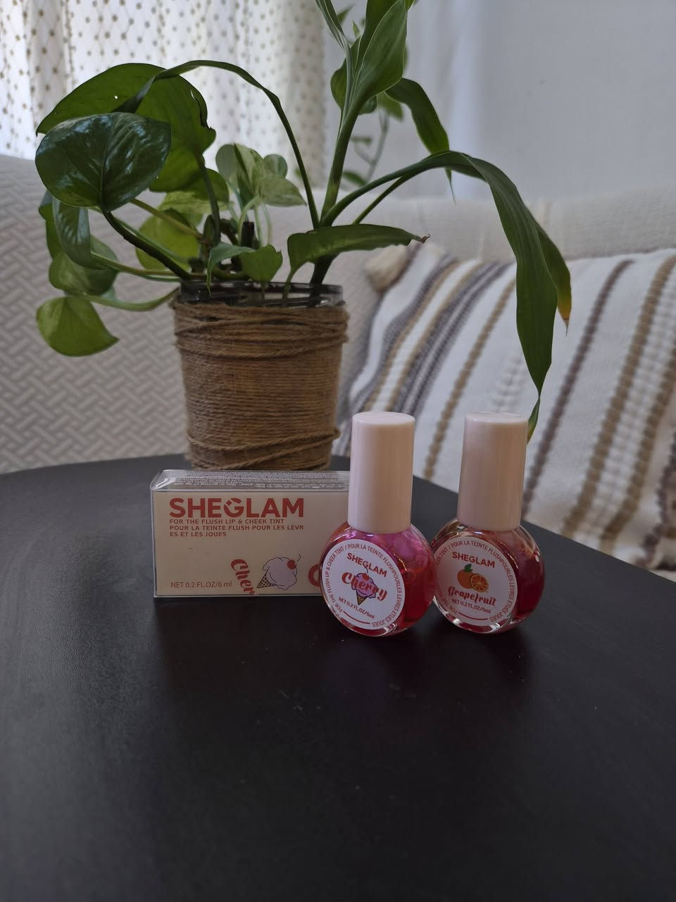 عززي جمالكِ بلمسة منعشة.. 🍒🍊
​وصل تينت SHEGLAM (Lip & Cheek Tint) للشفاه والخدود! المنتج اللي يجمع بين الألوان الحيوية وبين المظهر الطبيعي الخفيف اللي يخلي بشرتكِ تبين مشرقة وصحية.
​✅ ليش راح تعشقيه؟
​متعدد الاستخدام: تستخدميه للشفاه ليعطي لوناً ثابتاً، وللخدود ليعطيكِ توريداً طبيعياً.
​قوام خفيف: يمتزج مع البشرة بسهولة ولا يترك أي ملمس ثقيل.
​ثبات عالي: ألوان تدوم معكِ لساعات طويلة.
​تصميم كيوت: شكل العبوة يجنن ويضيف لمسة لطيفة لشنطتكِ.
​💰 السعر:
​القطعة الواحدة: 1,000 دينار فقط.
​
​🚗 التوصيل متوفر داخل بسماية.
الكمية محدودة، اختاري لونكِ المفضل (Cherry أو Grapefruit) وراسليني على الخاص للحجز! 💌


**إذا كنت صاحب هذا الإعلان وتريد حذفه لأي سبب، رجاءا أرسل رسالة إلى الدعم الفني**