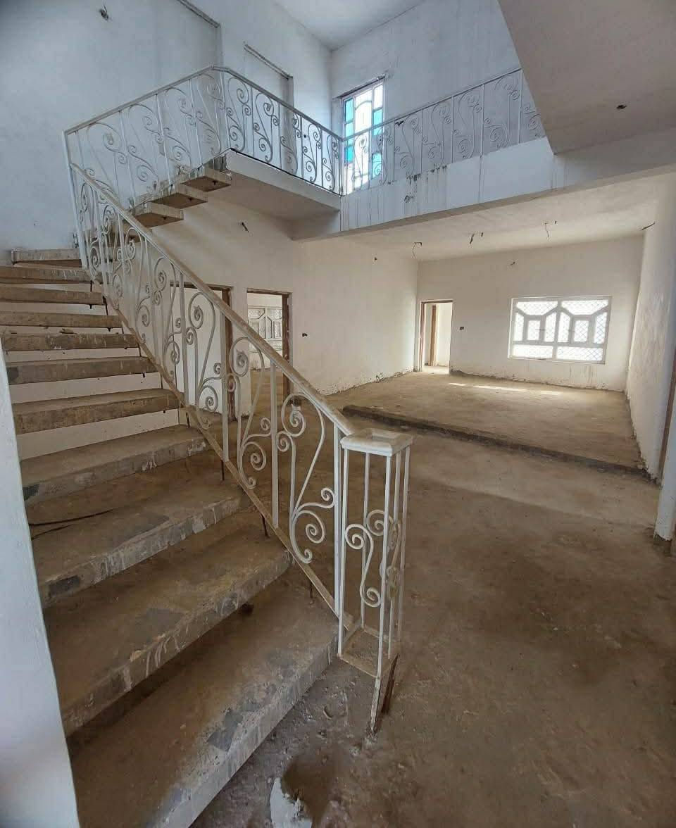 السلام عليكم دار سكن للبيع مساحتة 750م الوجة 20 والنزال 35 في الكوت منطقة حي الحكيم نزلة بيت خليفة بالقرب من الشارع العام شارعة 10م نقص بي تشطيبات البناء طابوق والسقف صب مسلح ويتكون البيت من غرفتين نوم وصالة واستقبال ومطبخ وصحيات داخلية وخارجية ومرقم من قبل البلدية السعر 85 وبي مجال الاستفسار تصال او وتساب ***********
