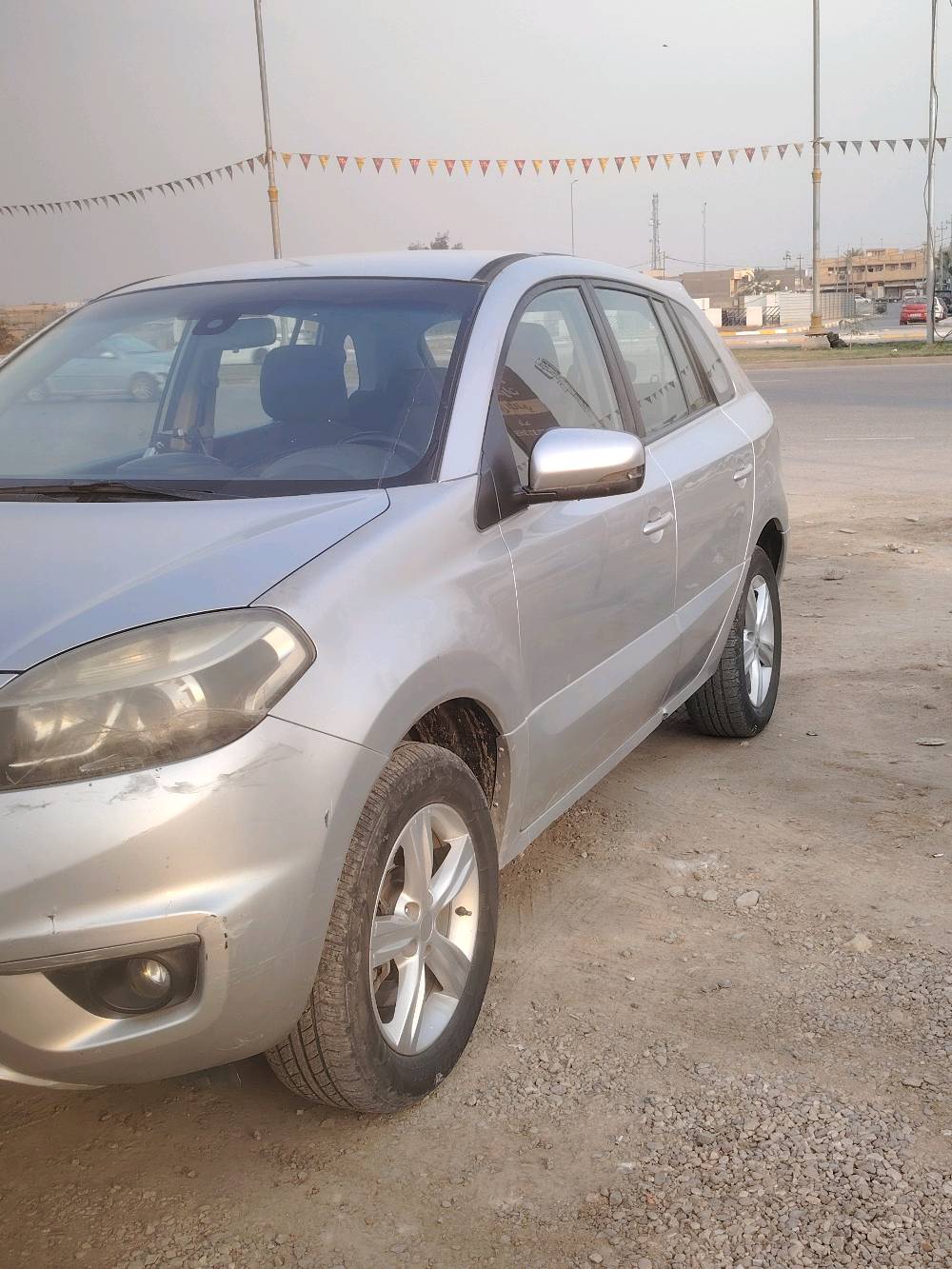 رينو كوليوس 2013 محرك 2500 
السيارة كير ومحرك وادوات نيسان من الشركة
تدفئة وتبريد راقي
بصمة تشغيل
مثبت سرعة
مانع انزلاق
حساسات خلفية
راديو + سيدي + اواكس + بلوتوث
نظام فور ويل ونظام تو ويل
ويل كب 17
وبعد مواصفات اخرى
السعر 90 ورقة. او مراوس بسيارة موديل اعلى
