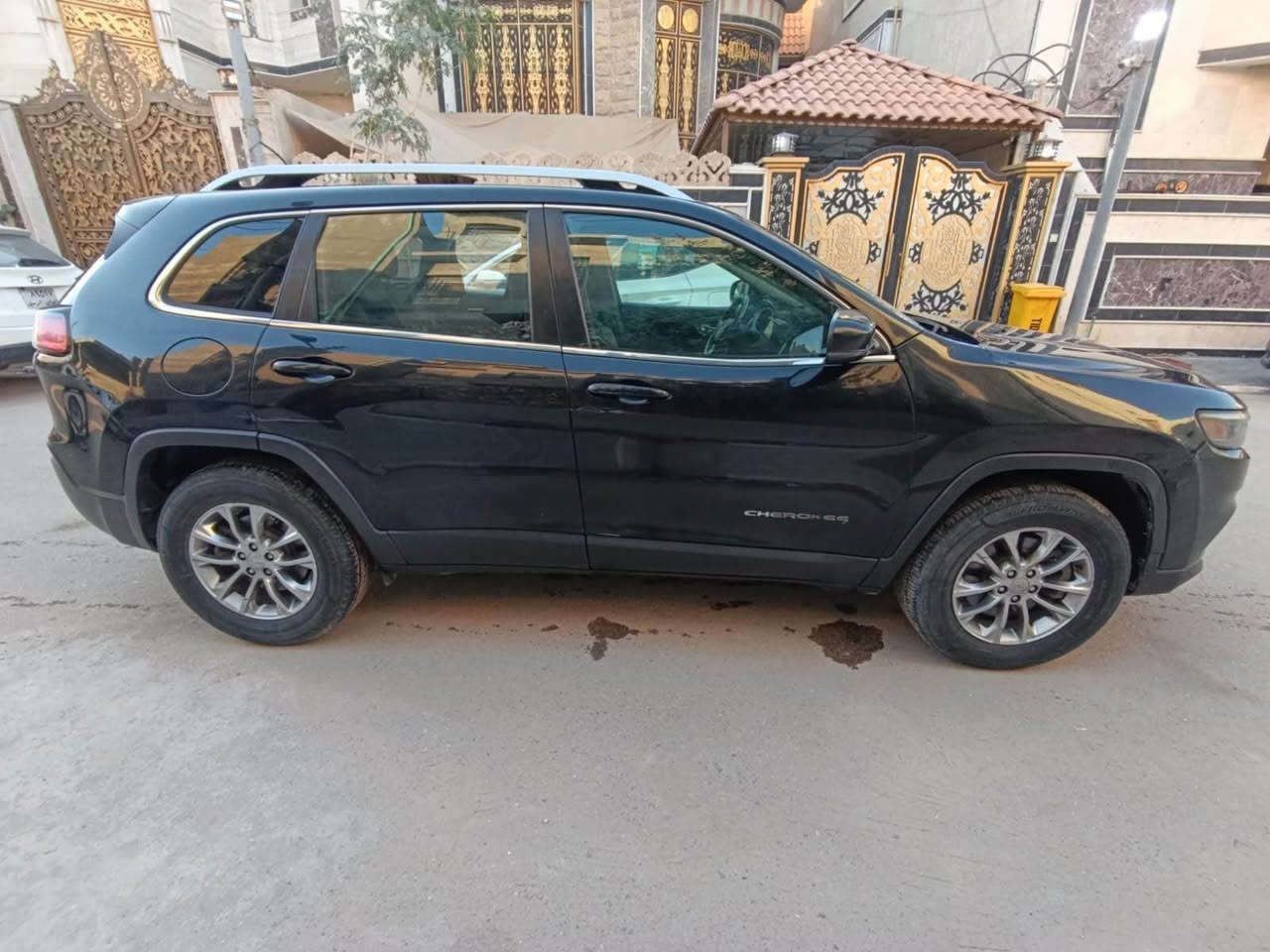 السلام عليكم 
جيب بزون موديل 19 لاتيدو فور ويل 
سياره مكينه جديده بجيس كير كفاله تبريد كفاله 
حادثه 4 قطع صبغ فقط 
سياره جاهزه من كلشي تايرات حداده 
مواصفات 
كشنات جلد
كشنات كهرباء
شاشه 
اندرويد اوتو
ابل كار بلي 
حساسات خلفيه
قطعتين تبريد 
باقي مواصفات معروفه 
سياره ناقصه شغلات بسيطه وبيها تلحيظات بسيطه 
السعر 120 بيها مجال 
العنوان البصرة 
*********** البصرة, العراق
