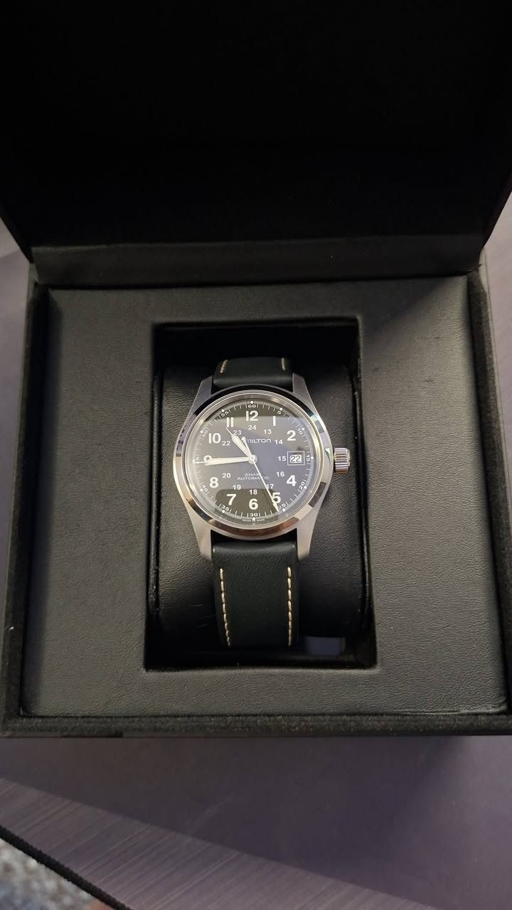 💚💚للبيع💚💚
🇨🇭🇨🇭Hamilton khaki field Automatic🇨🇭🇨🇭
الرفرنس H70455863 
صنعت في سويسرا الى الجيش الامريكي 
جديدة غير مستخدمة و نسخة نادرة والوحيدة في العراق 
مخزنة 12 سنة وغير مستخدمة موديل 2014 
اللون مراح تلكاه على اي هاملتون خاكي فيلد 
دايل زيتوني و السير جلد طبيعي زيتوني غاامق فخم جدا 
حجم الكيس 38mm قياس مناسب لجميع المعاصم
حجم السير 20mm
سماكة الكيس 11.5mm
المكينة اوتوماتك سويسرية ETA 2824 هاي المكينة يسم ها تيوتا مكاين الساعات اعتمادية و صيانتها سهلة
25 حجر روبي عدد النبضات في الثانية الواحدة 4نبضات تنطيك سلاسة رهيبة في حركة ميل الثواني 
خزان الطاقة 40 ساعة 
الكيس ستانلس ستيل 
الزجاج كرستال زفاير كلا الجهتين 
حركة الهاكنك سكند (توقف عقرب الثواني لضبط الوقت بدقة)
نافذة تاريخ عند الساعة 3 
ارقام لومينوس توهج رهيب 
مؤش 24 ساعة (عسكري)
شباب الساعة معروفة و بس المهتم يعرف قيمتها وخاصة هاي القطعة نادرة وغير متوفرة 
السعر 1000 دولار 
للتواصل واتساب ***********
