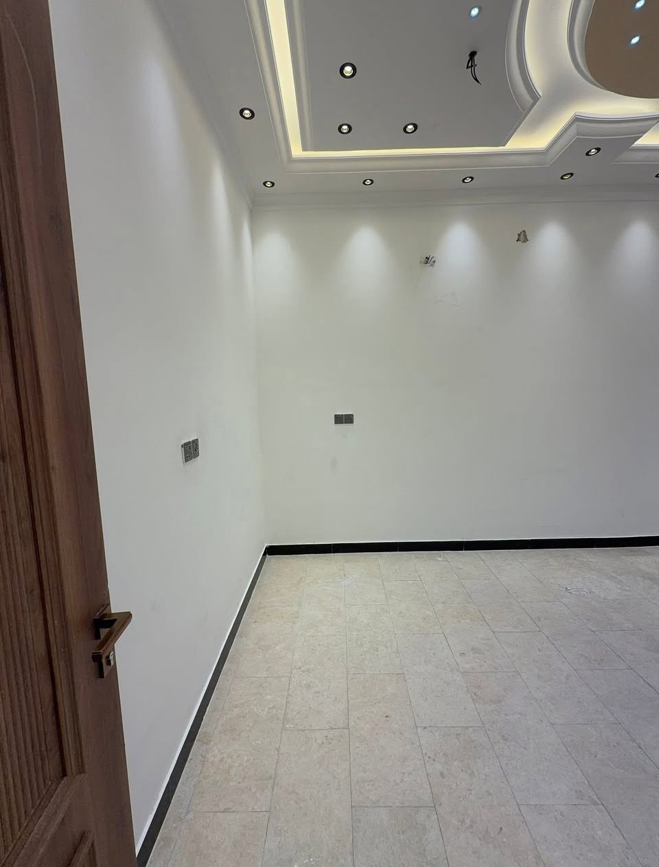 السلام عليكم بيت للبيع في حي الجهاد منطقه الرفاق الأولى
ثاني بيت عن الشارع العام 
تبلغ المساحه ١٠٠ متر. واجهه  ٥ ونزال ٢٠ 
يحتوي البيت على ثلاثه غرف نوم وحمام عدد ٢ وصاله ومطبخ 
بناء 2025 البيت غير مسكون زيرو 
للاستفسار اتصل على الأرقام التأليه 

***********

***********

مكتب السلام  الهندسي مجاور الجمعيه الاستهلاكيه مقابل اسواق السفير الضباط شارع العام حي الجهاد
