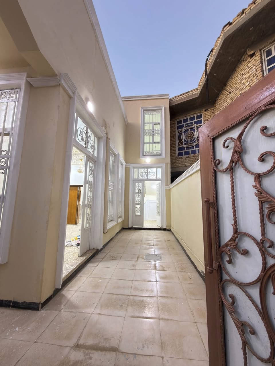 دار للبيع في حي الفرات شارع حمورابي قرب اسواق الجوهره
المساحه 138 واجهة 6 نزال 23

الاول كونكريت غرفه وصاله وبراني ومطبخ حار وبارد وصحيات داخليه وخارجيه ومناور 

الثاني عكاده غرفه وبيتونه وسطحين امامي وخلفي

عالي عن الشارع موقع حلو وقريب ع شارع حمورابي رابع بيت عن الشارع الرئيسي خدمات كامله علما ان البيت فارغ حاليا وجاهز للسكن

للاستفسار ***********
