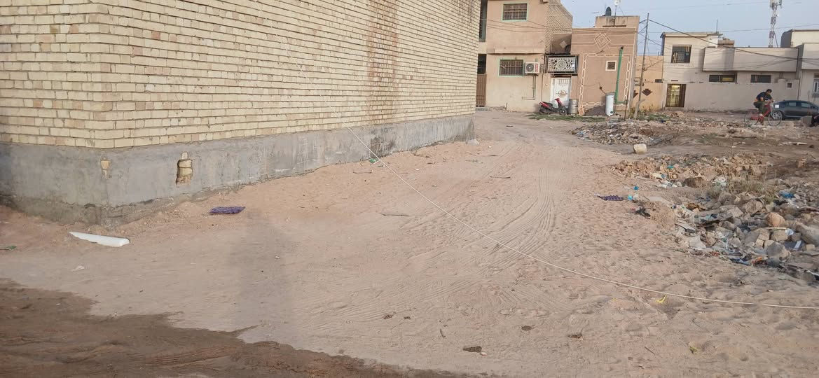 السلام عليكم  قطعه للبيع قرار محكمه ٢٥ 
مساحه ٦٠ متر كنطرة السلام  مقابيل عطاء الوارث يم جسر جديد  عن شارع العام ٤٠٠ متر عدل تصلح حسينه لين طريق زوار يمك 
***********
