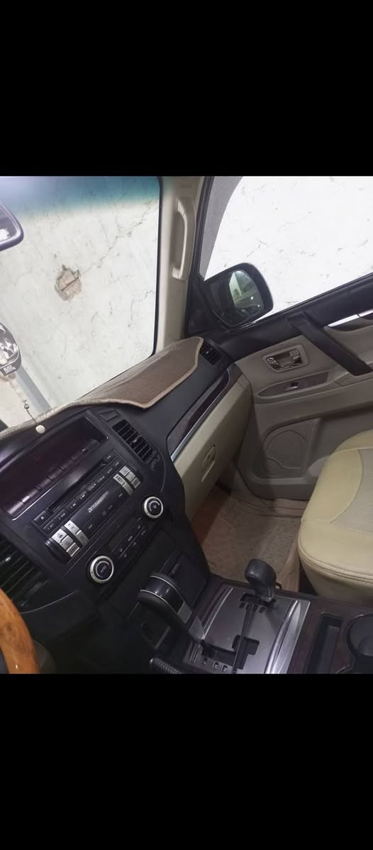 السلام عليكم للبيع باجيرو موديل 2010 رقم قادسية مميز مشروع وطني ماشية 172 حبتور فول  مواصفات مكفولة ماعدة باب بصف السائق بيهة صبغ السعر 145 مكان بغداد بوب الشام رقم الهاتف ***********
