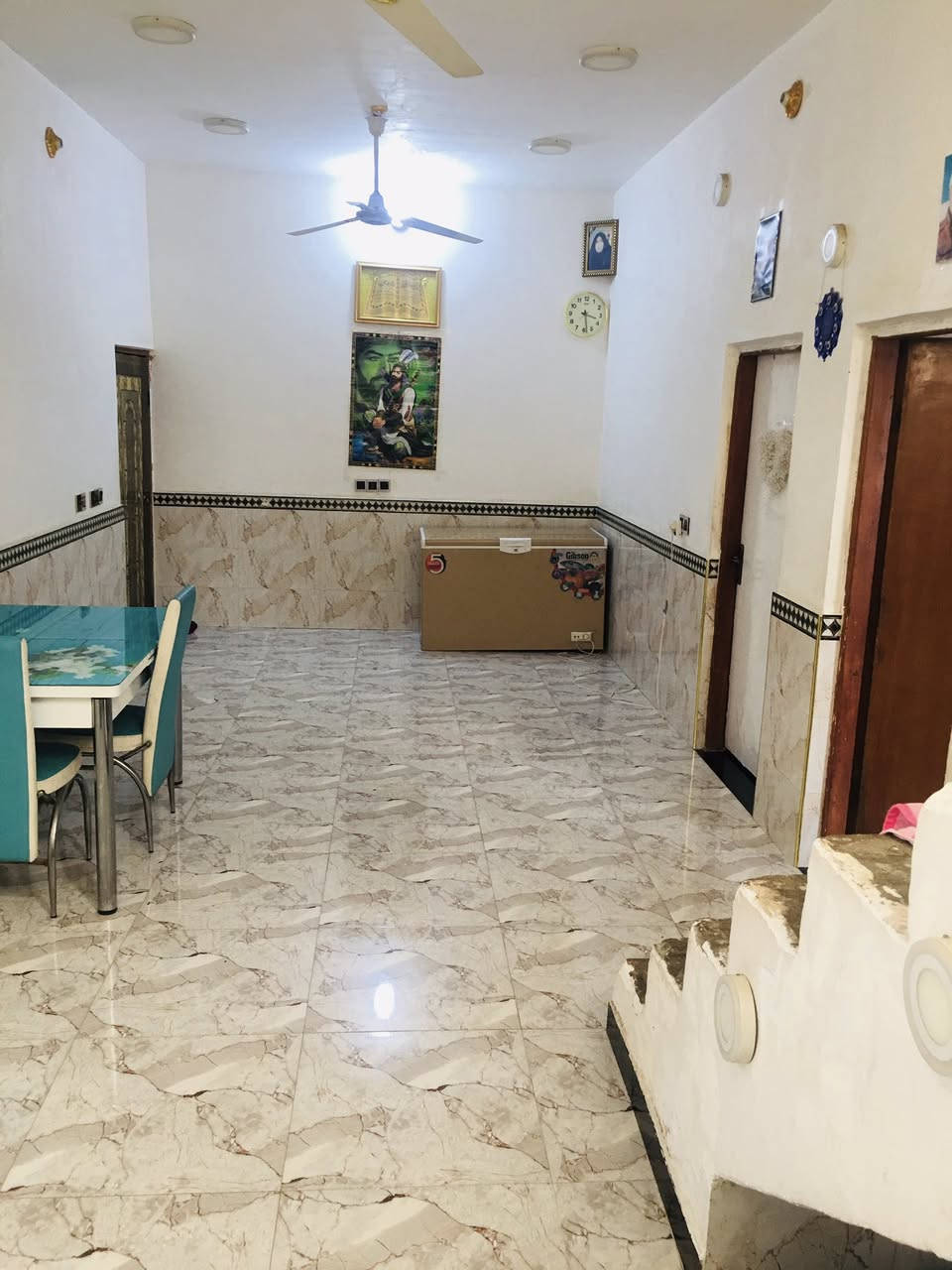 سلام عليكم بيت للبيع بحي جوده مقابيل حي الصناعي متكون من عرفتين وصاله وستقبال وصحيات خارج مساحه ٢٥٠ سكف عكاده الاتصال ***********
