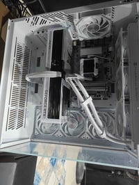 هذا الوحش للبيع CPU: AMD Ryzen 7 9800X3D CPU Cooler: 360mm Frozen Warf...