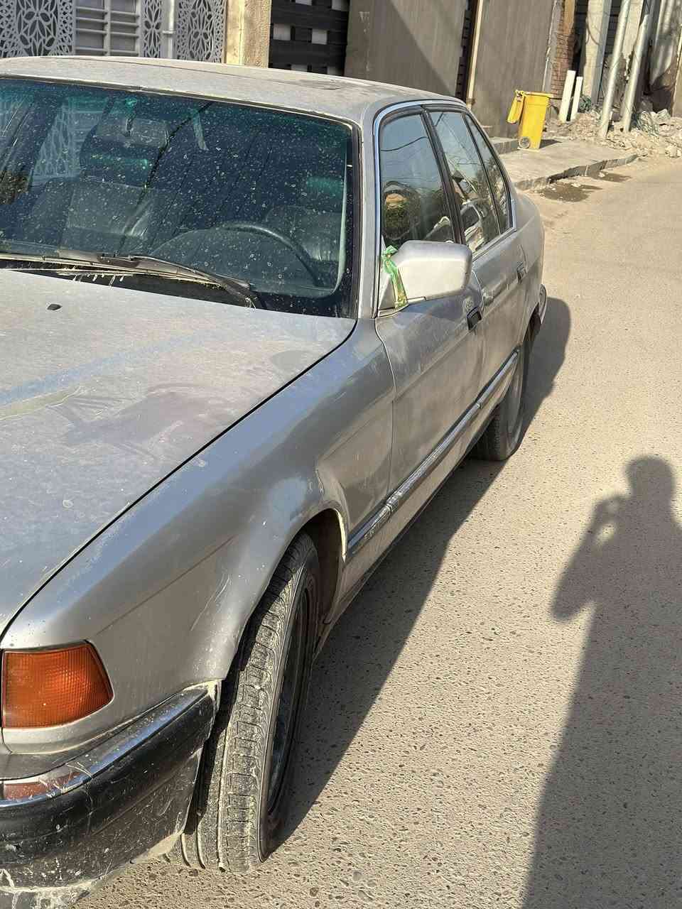 السلام عليكم
BMW 735i
موديل 91 
6 سلندر 
ما بيها صبغ ولا مضروبة بس شويه جاردة 
بيها فتحة سقف والجام كهرباء وسنتر لوك السيارة ما ناقصها شي غراضها كله بلادي 
مكاني بابل/ الحلة
***********
