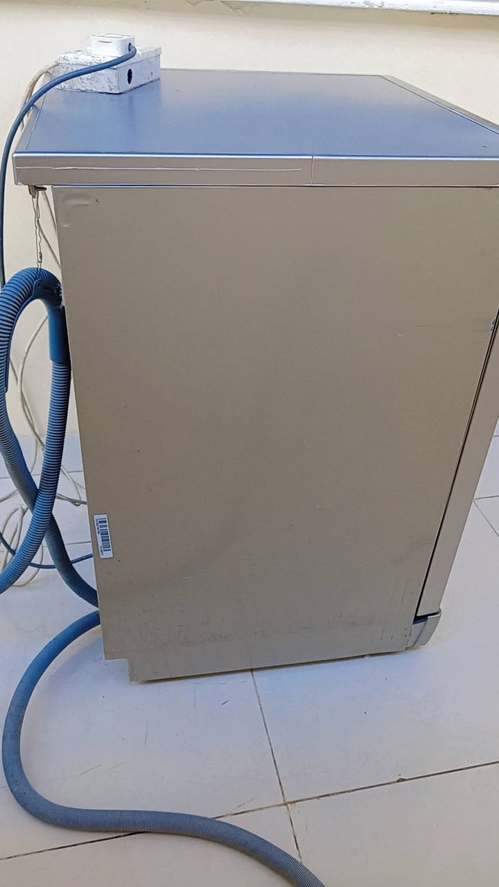 السلام عليكم 
للبيع غساله صحون نوع LG  سبع برامج حديث نظافه 100/80رقم الهاتف واتساب ***********
