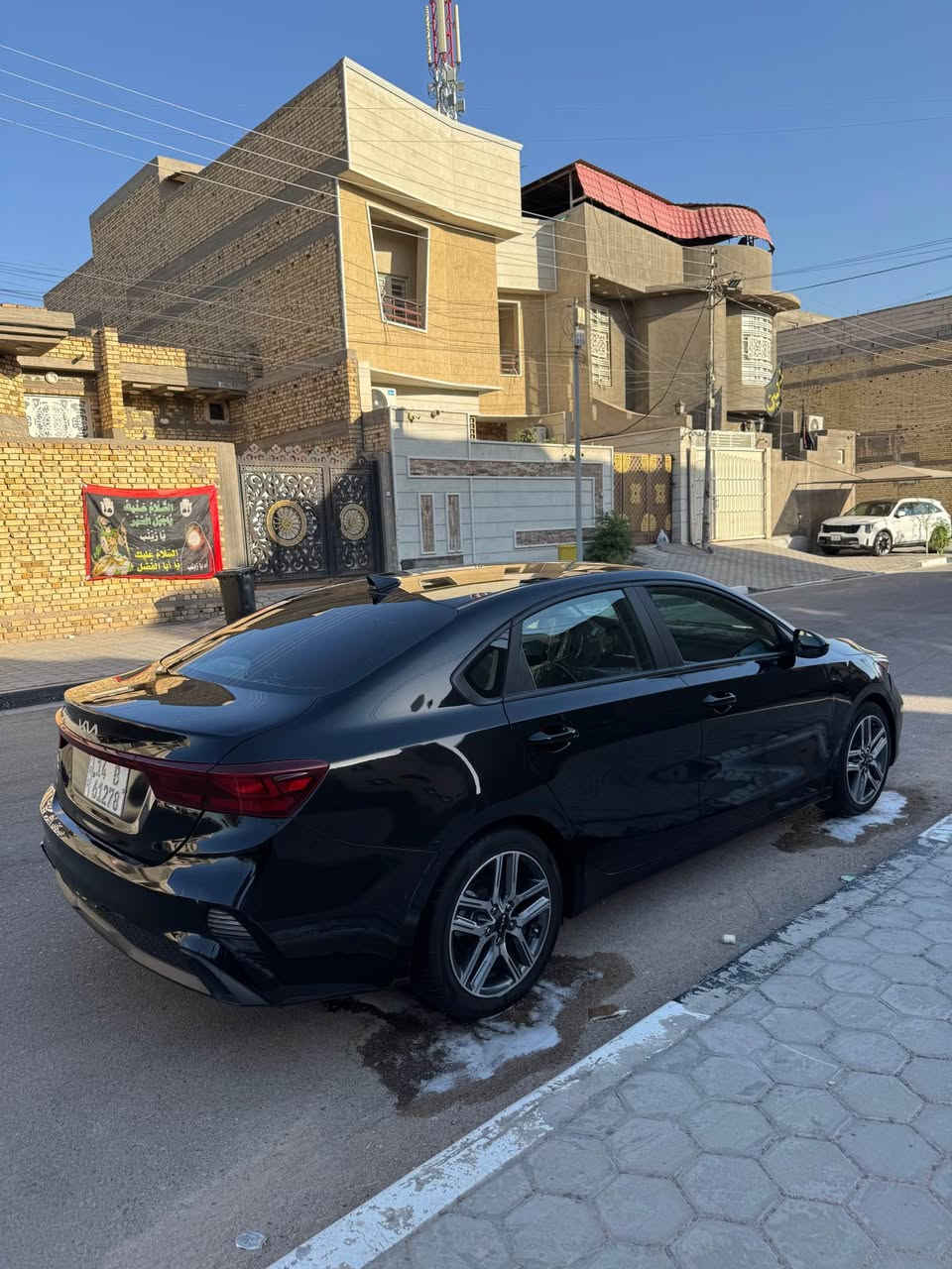 السلام عليكم 
♦️فورتي 2024 
♦️دخول جديد رقم بصرة حرة تحويل ثاني يوم 
♦️سيارة جديدة ماشية (١٦) الف كيلو 
♦️وارد امريكي تبديل قطعتين جاملغ أيمن وبنيد 
♦️مكينة ٢٠٠٠ دوش 
♦️ مواصفات نص فول LX 
♦️شاشة وكامرة دوارة
♦️رادار امامي 
♦️تحديد مسار 
♦️كروز سرعة 
♦️توقف ذاتي 
♦️سياقة آلي تحكم ستيرن 
♦️حساسات اطار 
♦️٣وضعيات قيادة (سبورت+عادي+ذكي) 
♦️شادلها منظومة زنون 
♦️ويلكب كروم ١٧ اصلي وتخم تاير نظيف
♦️سيارة كلشي بلاد بيها وجديدة وبالعافية عل ياخذه
♦️السعر ١٣٠$ وبيها مجال قليل مو شراي لايكسر بالحلال اكو كلشي بسوك 
♦️مكاني البصرة هذا رقمي *********** البصرة, العراق
