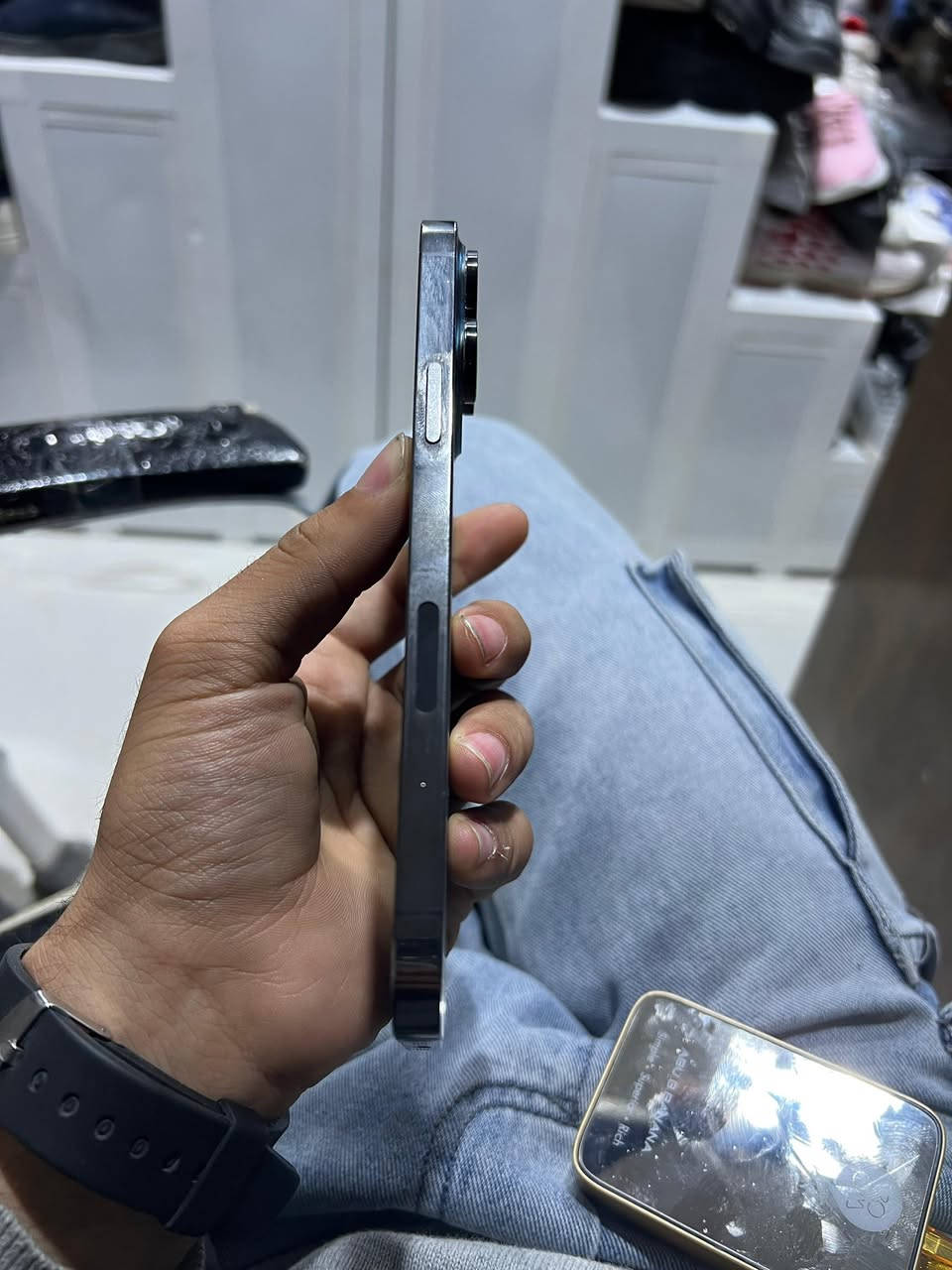 آيفون 13بروماكس
ذاكره 256
بطاريه95معلايه
ملحقاته فقط كارتون
بي فقط كأمره الاماميه عليها تراب خفيف فقط
لجهاز وتربرو مامفتوح
السعر نهايته قفل 650بدون احراج بيع مستعجل 
تلفون مال بيت تواصل واتساب 
العنوان البصره الصالحيه 
***********
