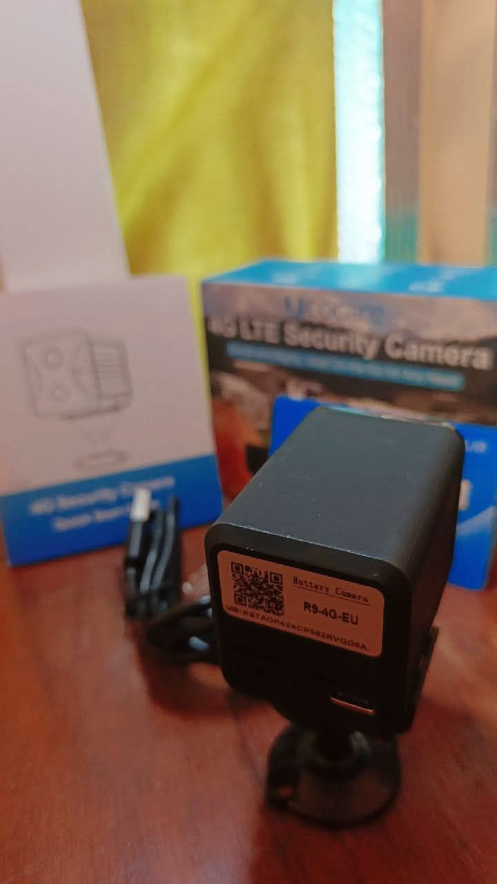 تُظهر الصورة كاميرا مراقبة ذكية صغيرة الحجم من طراز Ucocare LTE Security Camera، وهي مصممة للاستخدام الداخلي والخارجي وتأتي مع ميزات متقدمة للأمان. 
خيارات الاتصال: توفر الكاميرا مرونة في الاتصال، حيث تدعم العمل عبر شبكات 4G LTE باستخدام بطاقة SIM، بالإضافة إلى إمكانية الاتصال عبر شبكة Wi-Fi التقليدية.
الطاقة والبطارية: تتميز ببطارية مدمجة قابلة لإعادة الشحن، وتشير المعلومات إلى قدرات مختلفة للبطارية (مثل 2400mAh أو 3800mAh) توفر فترة انتظار طويلة قد تصل إلى 60 يومًا.


**إذا كنت صاحب هذا الإعلان وتريد حذفه لأي سبب، رجاءا أرسل رسالة إلى الدعم الفني**