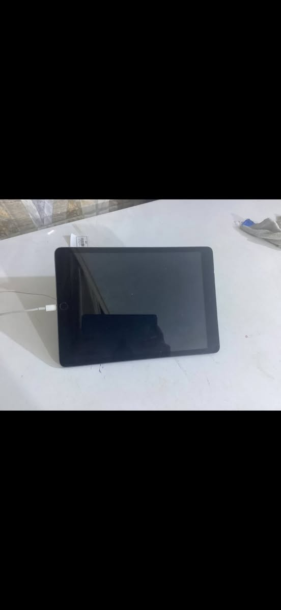 سلام عليكم ايباد ٩ للبيع نضيف اخو الجديد السعر 150 او بي مجال الرقم ***********
