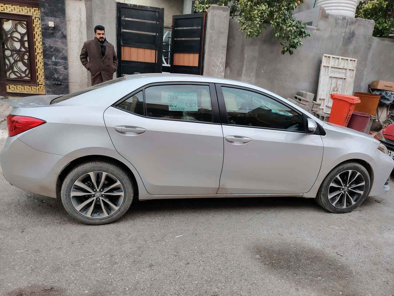 السلام عليكم
سيارة كورلا 2017 se فول بصمة  وفتحه  بيه قطعه وحده جامرلوغ امامي ماشية 100 كير محرك مكفول السعر 147  الاستفسار ***********
