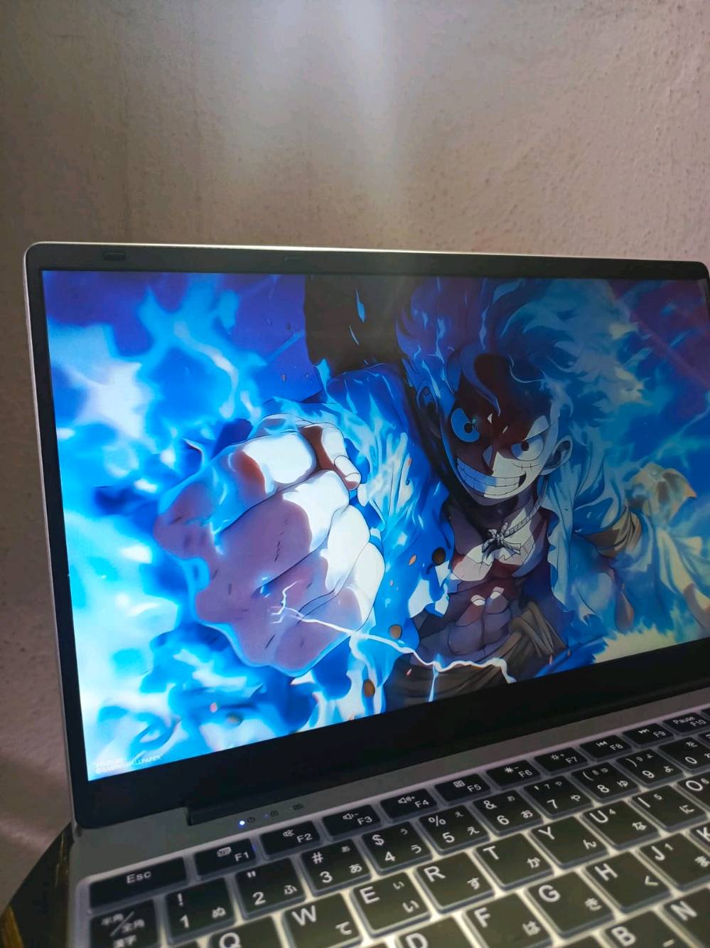 اخوان هذا اللابتوب ياباني مدري صيني المهم جديد بالكارتونة ما مستعمل مثل ما موضح بالصورة نظامه والذاكرة مالته يفيد الناس اللي يحبون يباعون انمي مسلسلات افلام برامج اوفيس وورد باوربوينت والجودة مالته تخبل يشغل 4k كيبورد انكليزي وياباني  ما يفيد للألعاب والتصميم وياه الشاحن مالته الاصلي وماوس الشراي يدخل خاص وسعره ١٤٠ الف