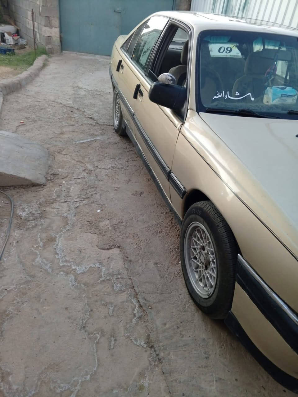 السلام عليكم عيوني سياره للبيع اوبل 
موديل 1991 محرك 2000 بلادي كير عادي 
لون شمباني كير ومحرك بالباكيت 
تخم تاير جديد صدر امامي خلفي جديد 
كهربائيات كلهه شغاله تحويلك ثاني يوم 
السعر 30 وبيهه مجال قليل رقم الهاتف ***********
