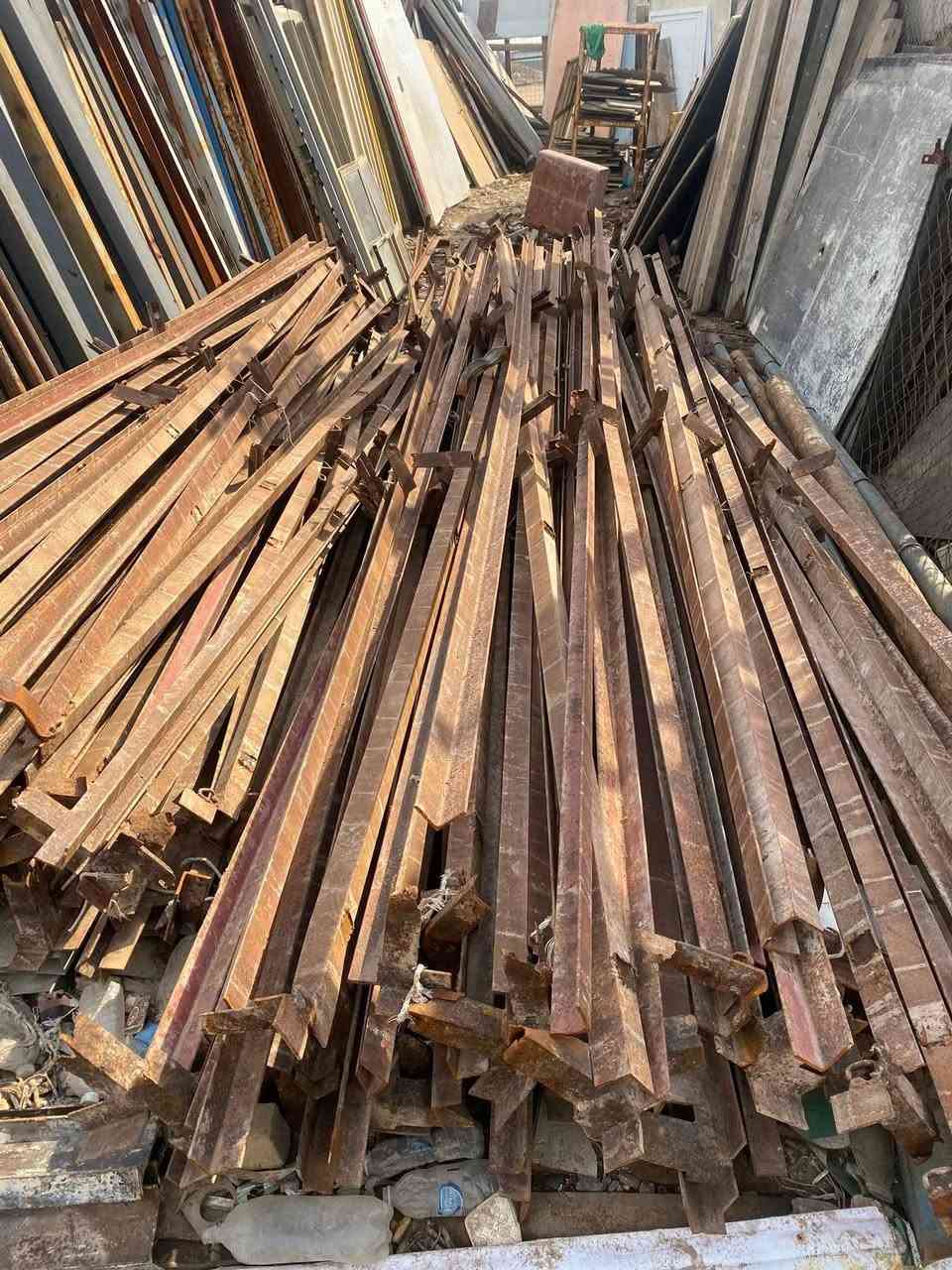 سلام عليكم زوايا للبيع الطول 6م و 4م (6ملم)  ام الانجين العدد 1200م المكان بغداد للاستفسار  ***********
