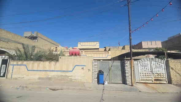 بيت خلف مركز شرطة الحبيبية بالقرب من أحمد المضمد للبيع المساحة ٣٠٠ متر جبهة ١٢ نزال ٢٥ البناء  التسعينات يصلح للسكن او الفرز  بيتين او مشتملات 
مبايل ***********
