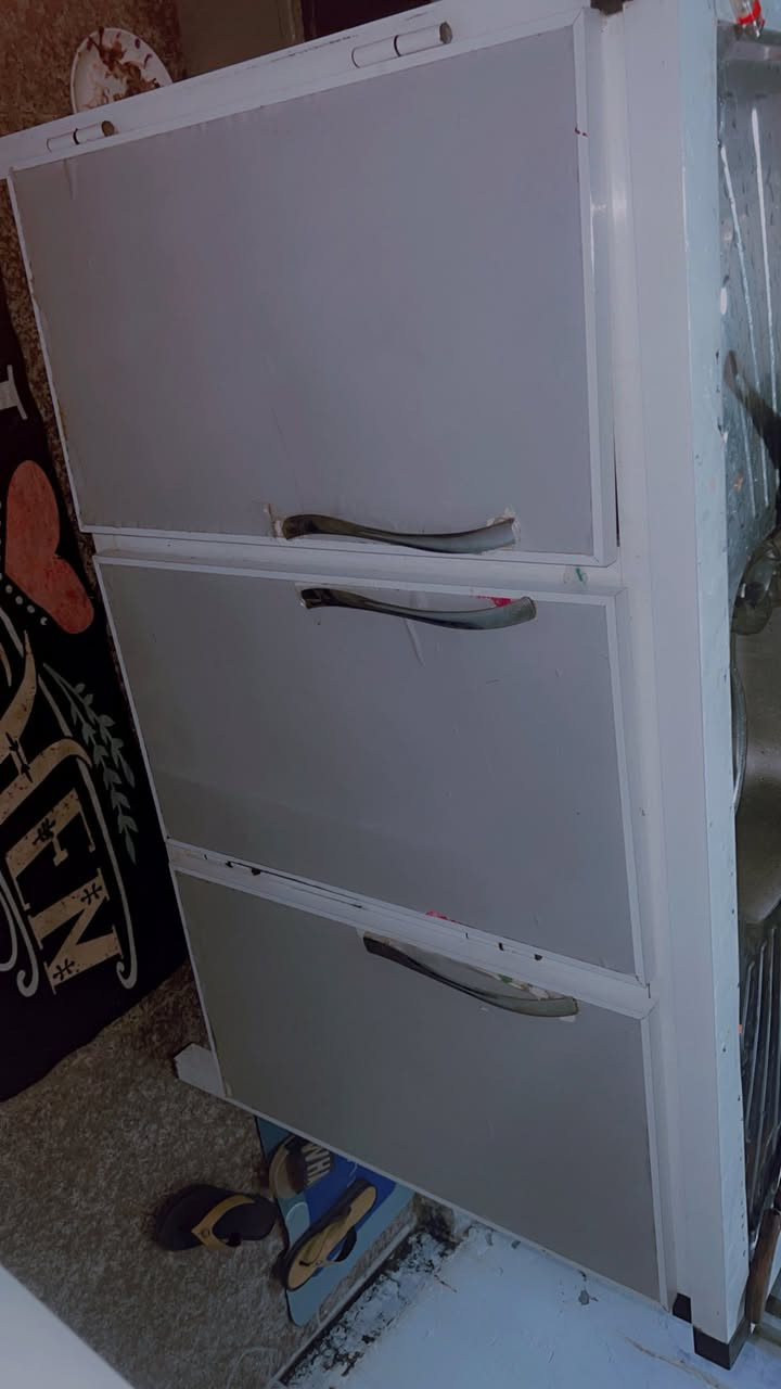 كاونتر ٣ قطع متر ونص مع ملحق العنوان بغداد الشالجيه قرب نادي الزوراء ***********
