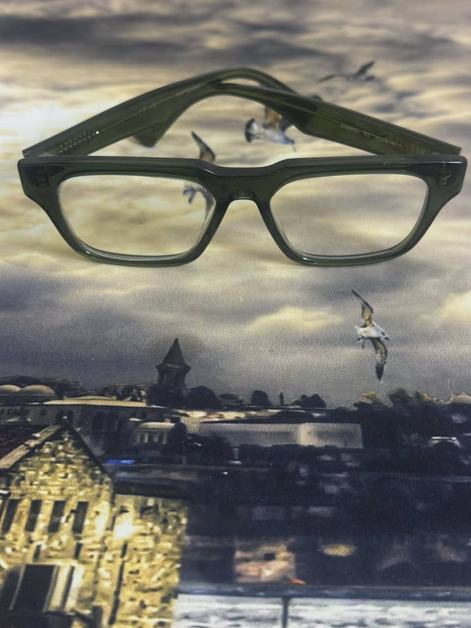 قطعه من gucci
القطع تفاصيل وجمال بشكل هادئ

اورجنال

زيرو 

لون فريم اخضر 

شعار gucci اطراف الذراع بلون كولد

 الحجم 53/16

يلبس وسط و فوق وسط 

العدسات فوتو بشمس رضاصي 

بدون شمس شفاف بدون درجه 

للحجز والاستفسار خاص


**إذا كنت صاحب هذا الإعلان وتريد حذفه لأي سبب، رجاءا أرسل رسالة إلى الدعم الفني**