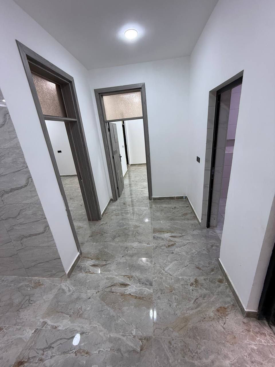 ⛓️‍💥 #شقة_حديثة_مودرن_طابق_اول_للايجار ⛓️‍💥

📍الموقع :- #الحارثية _ محله 213 خلف مستشفى الاميرات 

🔛المساحة :- 140 متر 

◾️تحتوي على :- مدخل _ صالة كبيرة _ مطبخ _ غرفتين نوم واحدة ماستر _ مجهزة بمصعد 24 ساعة _ صحيات _ كهرباء خصخصة .

⁉️ لمعرفة الإيجار اكتب رقم4بالتعليقات.

🌐للمزيد من العروض لطفاً الاشتراك بقناتنا على التليجرام :
https://t.me/Ajarty

🌐للمزيد من العروض لطفاً 
الاشتراك بقناتنا على واتساب  :
https://whatsapp.com/channel/0029VaDf8d14yltRzy5EwZ15

📍عنوان الشركة : حي الجامعة _ بداية شارع المركز 

📌للمعاينة والاستفسار : يرجى التواصل على الارقام التالية 📲
***********
***********
