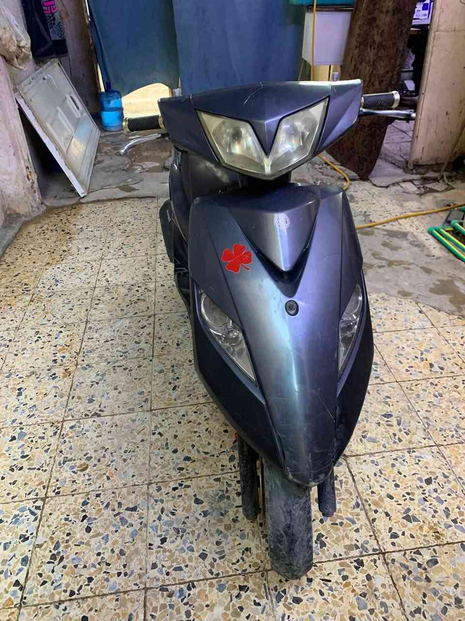 ثعلب نوزل محور كابريتر
دراجة كلشي شغال بيها دبلات كهربائيات 
كامت صار بيها خيط تركتها يومين اشغل بيها ما تشتغل
ناقصها تجفيت تجي تحمل وتروح سعر ٢٧٥
مكاني حي اور رقم  واتساب ***********
