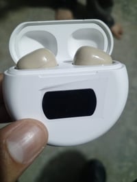 سماعات بلوتوث • علبة شحن بشاشة • سماعات داخل الأذن