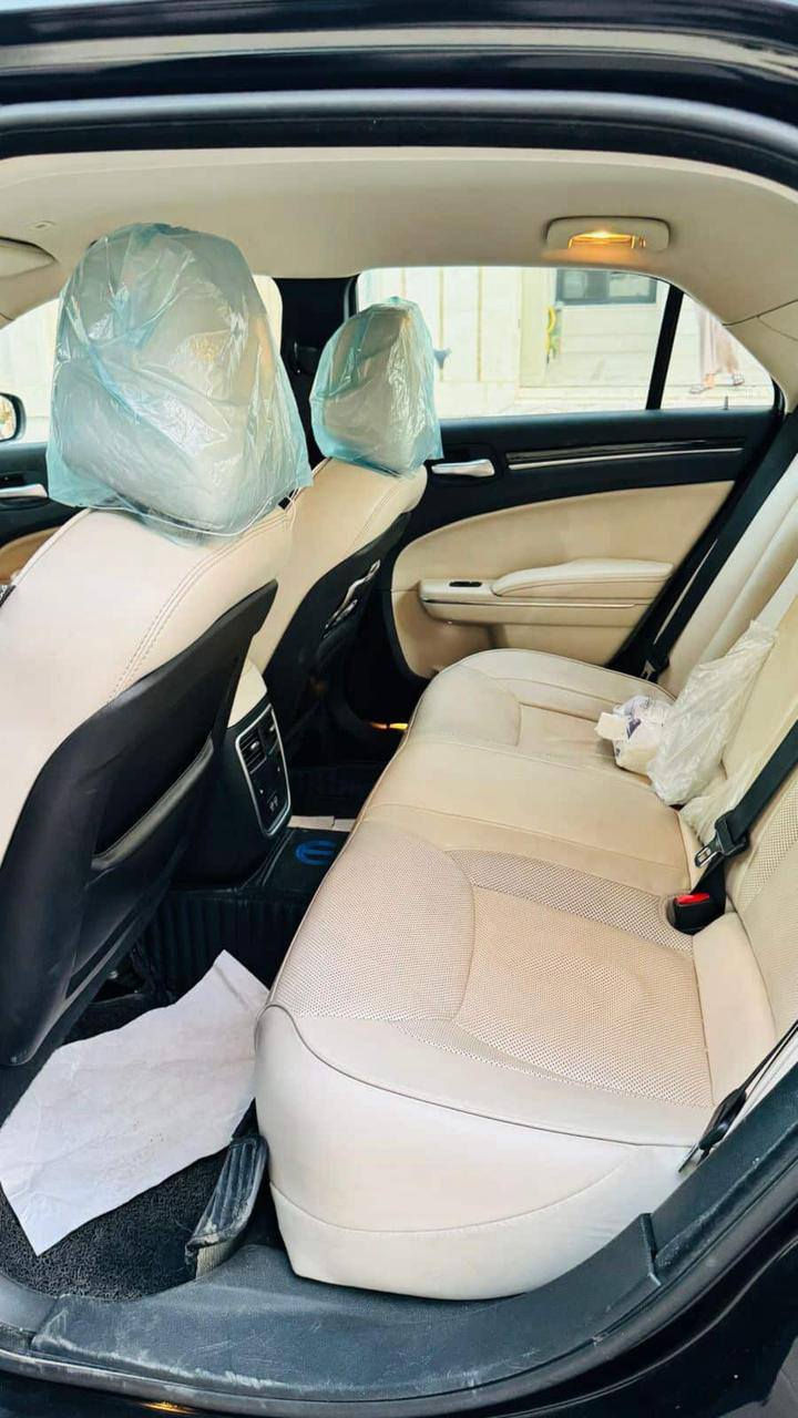 كرايسلر 300 لميتد 
للبيع للبيع 

السعر 250  ورقة وبي مجال للشراي 
موديل 2018 بدون صبغ 
رقم سليمانية 
السيارة داخلة كلين هنا بالعراق صار بيها اشخوط 
بيهة قطعتين تبديل نفس اللون بدون ضرر داخلي 
بدون ايرباك 
ماشية 90000
مكينة V3600
مواصفات الليمتد معرفه فول ماعدا البانوراما
كشنات ذاكرة 
كشنات امامية تدفئة تبريد 
ستيرن تدفئة 
السيارة جاهزة من كل النواحي متصرف عليهة درهم

 📱هاتف ***********  كلشي واضح بلمنشور شراي خابرني غير متواجد ع فيس
