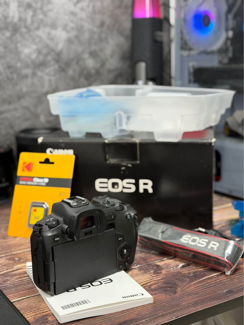 ⁨ 📸 Canon EOS R – Body Only

كامرة كانون EOS R
مستعملة ونظيفة جدًا ✨
🔹 نظافتها: 90٪
🔹 بدي فقط

🎁 الملحقات:
• الكرتون الأصلي
• الشاحن
• الحزام
• بطارية بلادي
• رام 32GB هدية 🎁

💰 السعر: 1,385,000 دينار عراقي فقط

🚚 توصيل مجاني لجميع محافظات العراق

📩 للاستفسار أو الحجز مراسلة الصفحة على الخاص ✅

⸻

⚙️ مواصفات Canon EOS R:
• مستشعر Full Frame بدقة 30.3 ميگاپكسل
• معالج صور DIGIC 8
• تصوير فيديو 4K
• نظام فوكس Dual Pixel CMOS AF
• شاشة لمس متحركة
• شاشة عرض إلكترونية OLED EVF
• اتصال Wi-Fi و Bluetooth
• تدعم عدسات RF (وتعمل مع EF عبر محول)⁩ كركوك, العراق


**إذا كنت صاحب هذا الإعلان وتريد حذفه لأي سبب، رجاءا أرسل رسالة إلى الدعم الفني**