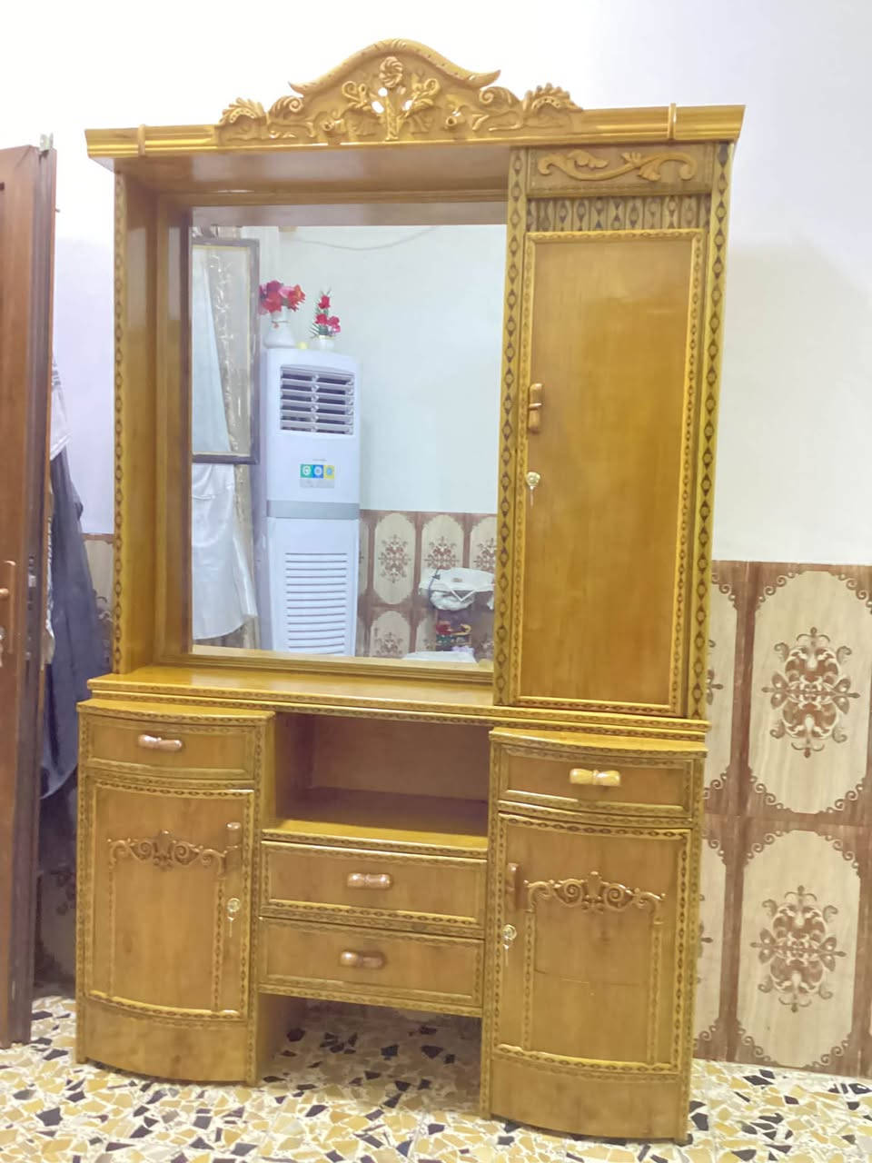السلام عليكم 
غرفه خشاب كامله عراقي السعر 600 وبيها مجال
***********
