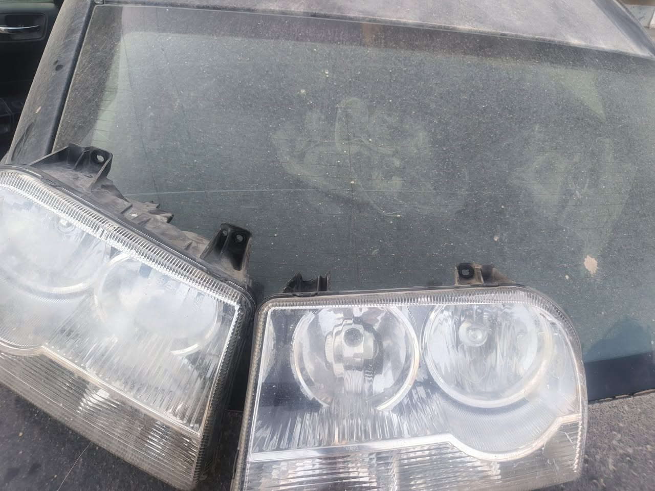 سلام عليكم لايتات ٢٠١٠ملات كصة واحد بيهن مكسورة شوية القاعدة السعر ١٠٠مكاني كربلاء ***********
