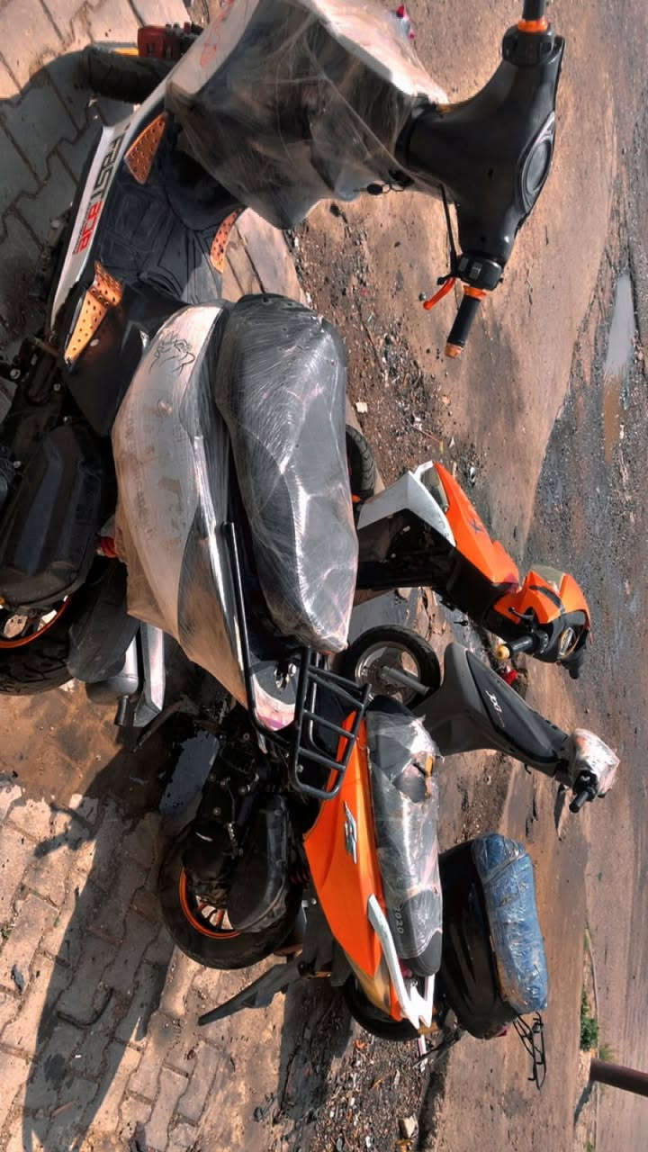 ثلث ماطورات كلهن شغال الابيض بي نقص سيم بانزين شغال والبرتقالي باتري ودشلي الزغير مال الهندر بيع شلع قيم بالمعقول واخذ ماكس ثنين واحد يماهه 
مامتواجد بالخاص 
اتصال عالرقم 
***********
