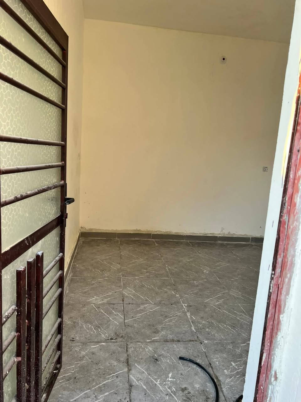 بيت ١٢٠ متر للايجار بسعر جيد...البيت كامل من لبخ وسيراميك وكاشي وكهرباء وخط مولد وصحيات كامله.البيت ركن وغريب على السوك والمدارس..ابي غريب حي الشهداء....للايجار الاتصال على ‏‪***********‬‏.      ....‏‪***********‬‏
