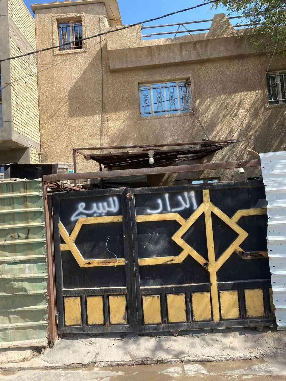 سلام عليكم
بيت طابقين  للبيع في منطقه الدوره شارع 60 

مساحه البيت 80 متر 
 البيت طابو صرف 
الوجه 10 متر 

يحتوي على غرفتين نوم + حمام وانتو بكرامه + مطبخ + حديقه صغيره + كراج صغير + سطح 

*********** الهاتف متواجد فقط على خط
