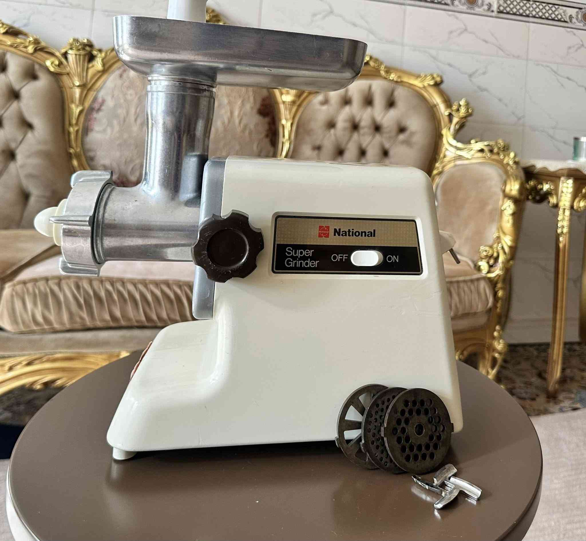 مثرامة لحم (ناشيونال) ياباني موديل (mk g20n)  550 واط نضافة عالية جدا ناعمة بالتشغيل جداا كاملة مع ملحقاتها (3 مصافي ناعم ووسط وخشن مع صانع كبة ) وكما واضح بالصورة 
من يرغب بالشراء يرجى مراسلة الصفحة


**إذا كنت صاحب هذا الإعلان وتريد حذفه لأي سبب، رجاءا أرسل رسالة إلى الدعم الفني**