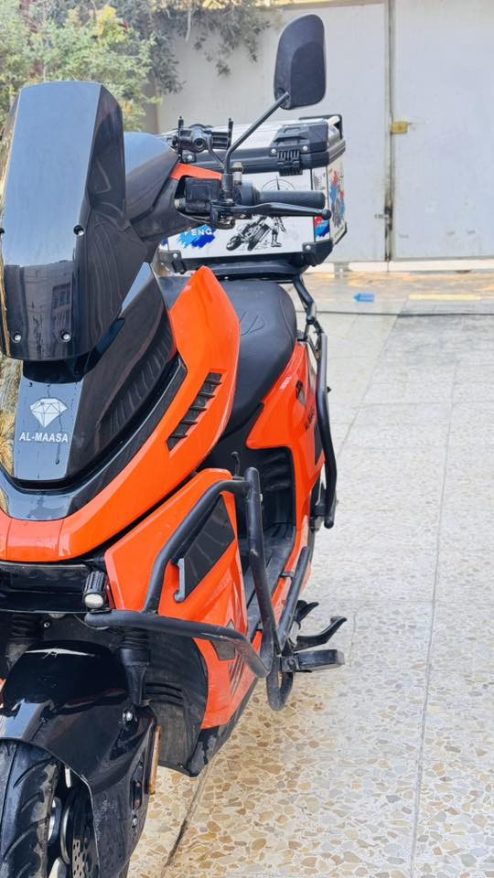 السلام عليكم 
دراجه ماسه أباتشي 
لون برتقالي 
بطاريات 6 كبار ليثيوم 
تمشي 70 كيلو للشحنه الواحده 
مكاني رمادي 5 كيلو 
للأستفسار
***********
