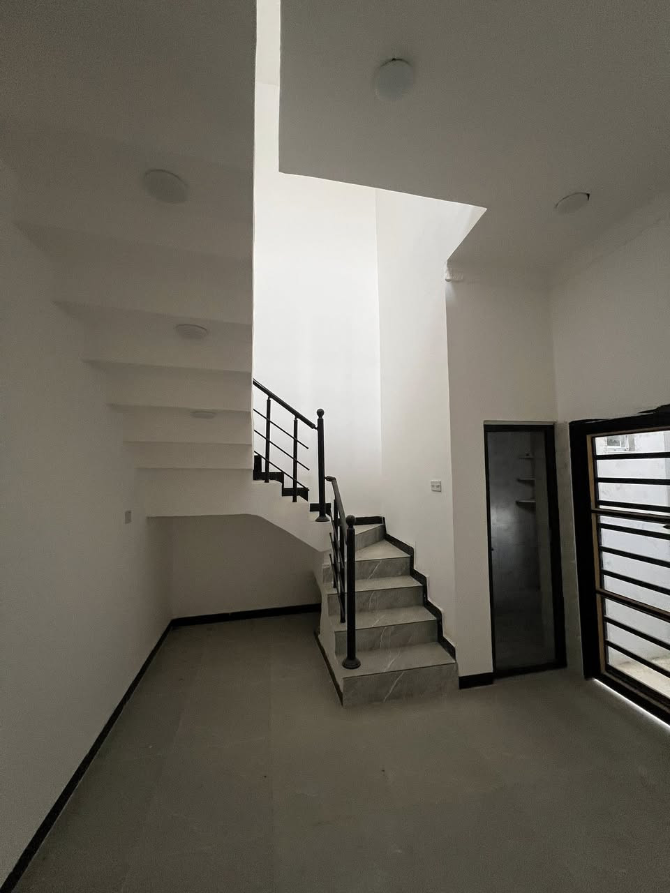 🏠دار سكن 🏠
__
⭕العنوان: طريق السنيه السياحي داخل مجمع توحيد
  ⭕قرب؛السكه القطار
⭕موقع مميز _
____
🌿زراعي سند25
🌿بناء حديث2026
🌿كونكريت مسلح 
🌿طابق واحد
🌿غير مسكون 

♦️المساحة 100م² 
♦️الواجهة  : 10متر
----------------
                     
تفاصيل الدار 🏠
___
🌿غرف نوم 💯
🌿صالة
🌿مطبخ 
🌿استقبال 
🌿مجمع صحي 
    
   #مكتب_صناع_المال_للعقار 
عنوان المكتب
الفرات شارع الصب قرب التسفيرات 
للاستفسار مراجعة المكتب اوالاتصال على الارقام 
***********
***********
