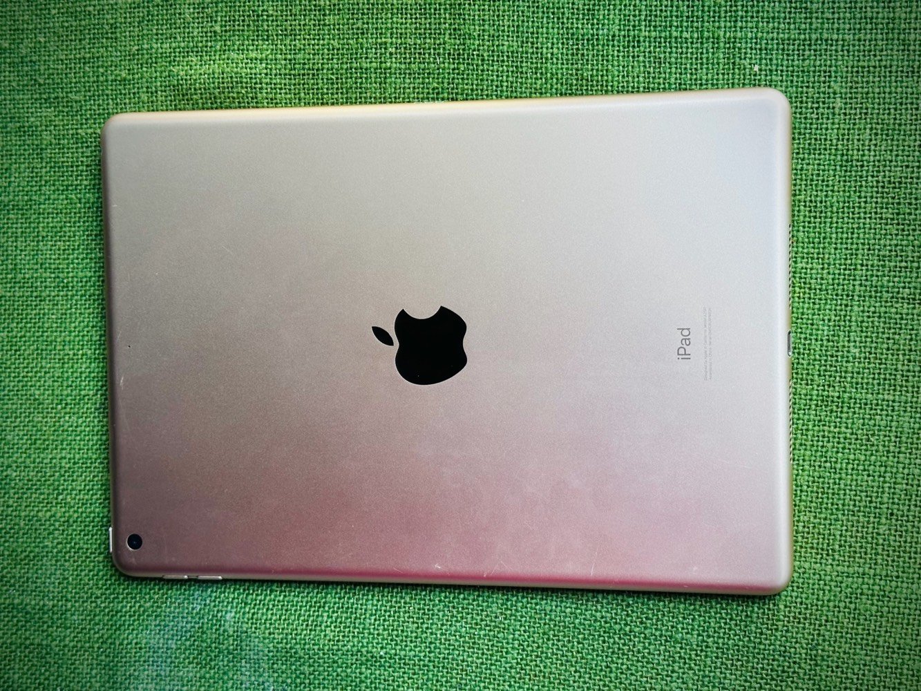 ايباد ابل جيل ٧ ذاكره ١٢٨ بلادي مكفول مع كارتون الاصلي نموذج m بطاريه ٧٨ اصليه جهاز نضيف ومكفول كامل قطاره بلشحن 